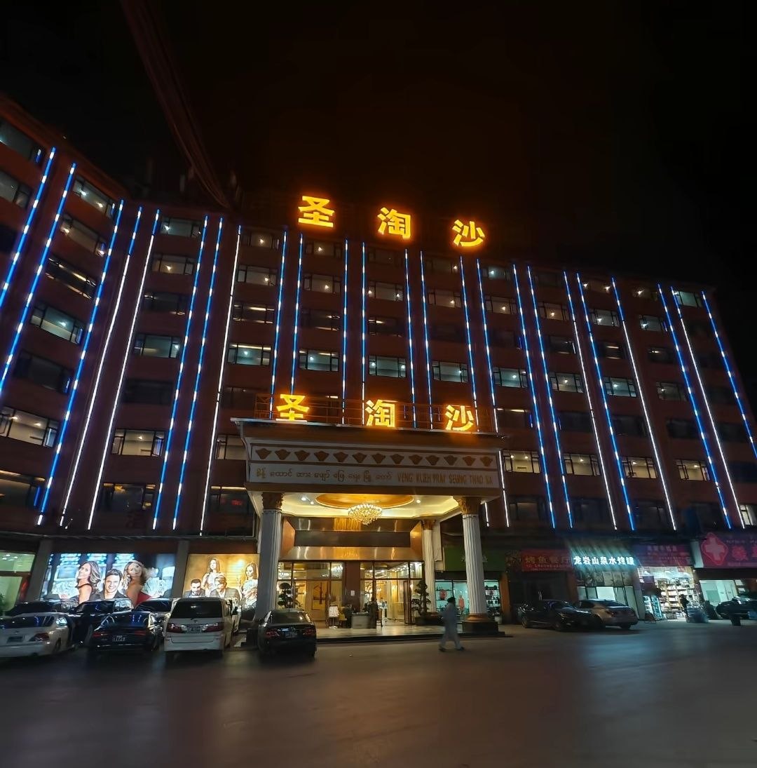 华纳东方明珠客服团队合影